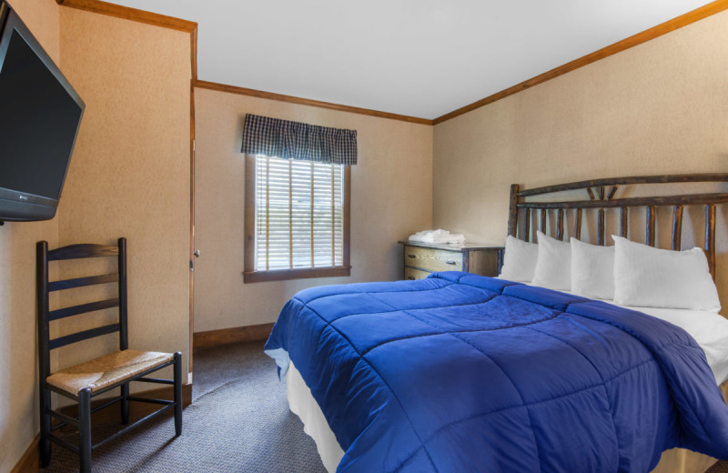 Cottage bedroom at Gran-View On The River.