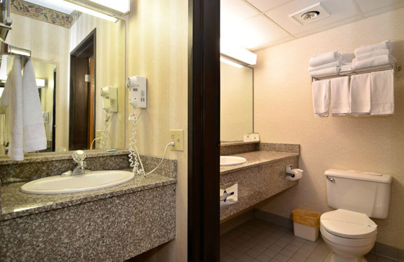 Guest Bathroom at Best Western Music Capital Inn