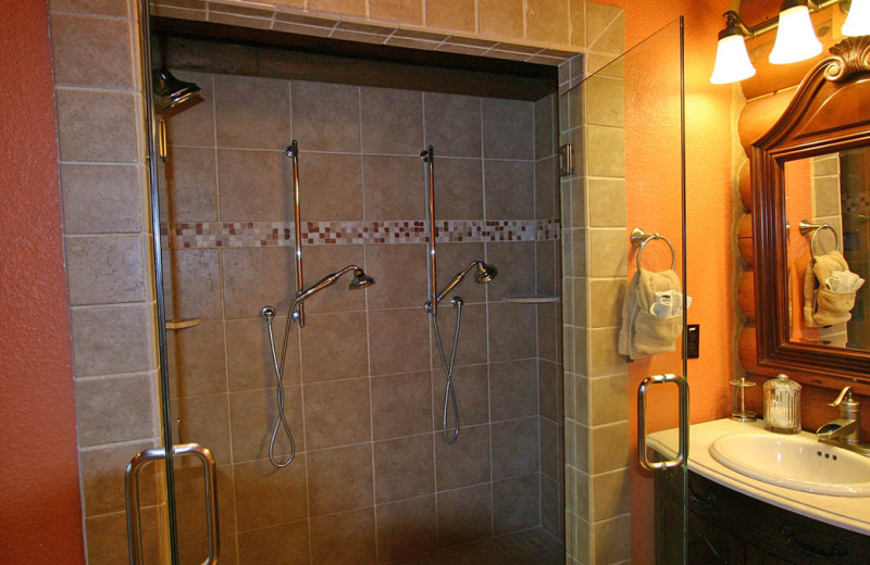 Guest bathroom at Wildberry Lodge.