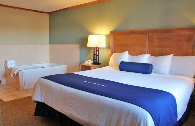 Guest room with hot tub at Sevenwinds Casino, Lodge & Convention Center.