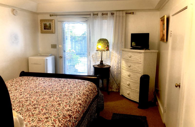 Guest room at Harbour Towne Inn on the Waterfront.