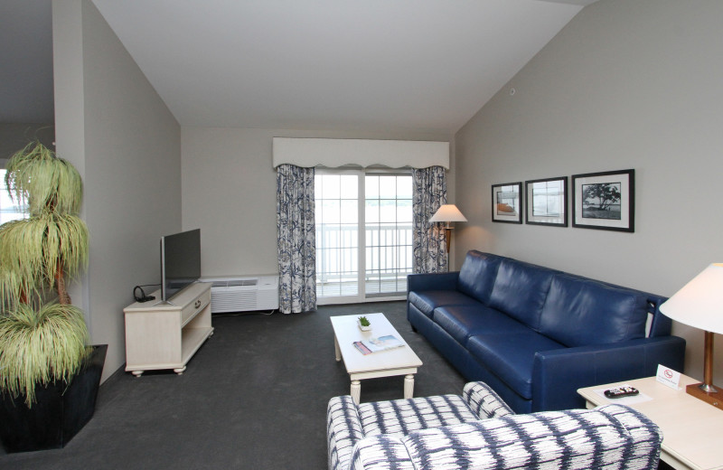 Guest room at Bay Pointe Inn Lakefront Resort.