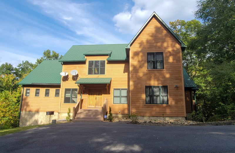 Exterior view of American Patriot Getaways - Checkered Bear Lodge.