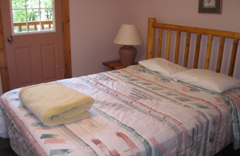 Guest bedroom at Glen Craft Marina and Resort.