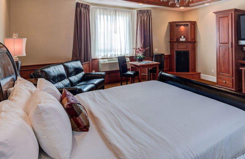 Guest room at Berlin Hotel & Suites.