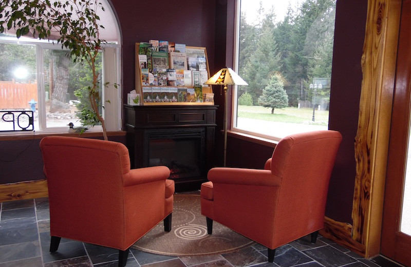 Lobby sitting area at Packwood Lodge.