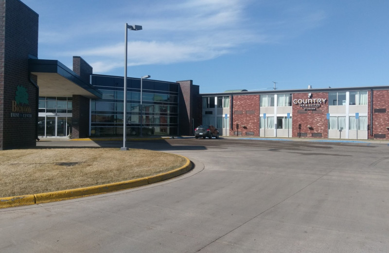 Exterior view of Country Inn & Suites - Fergus Falls.