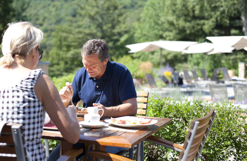 Outdoor dining at Topnotch Resort.