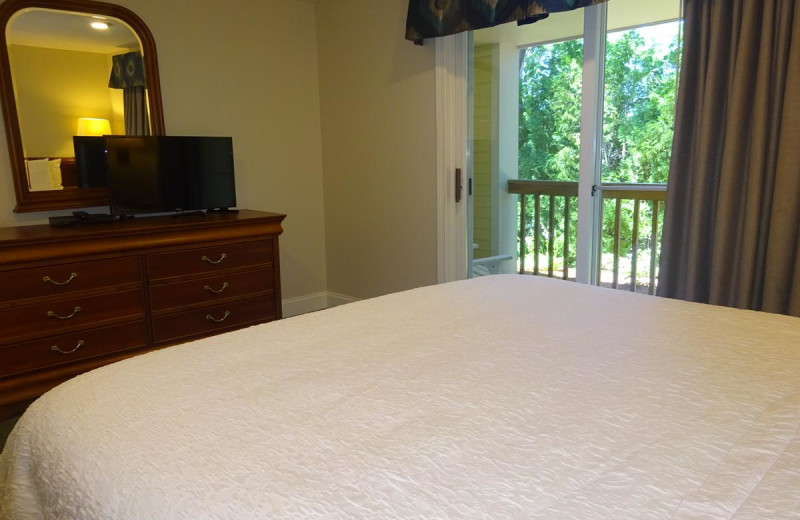 Guest room at OgunquitHotels.net.