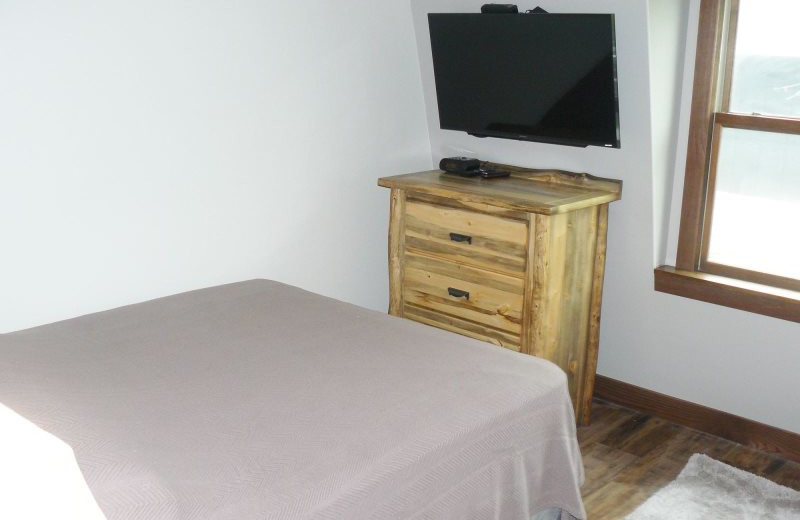 Rental bedroom at Sand County Service Company - Dellview Lake Lodge.