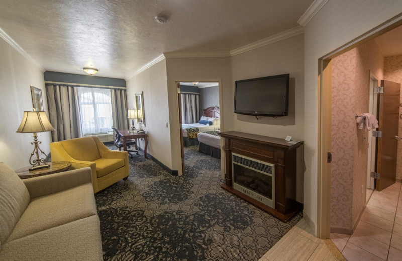 Guest room at The Best Western Abbey Inn Hotel.