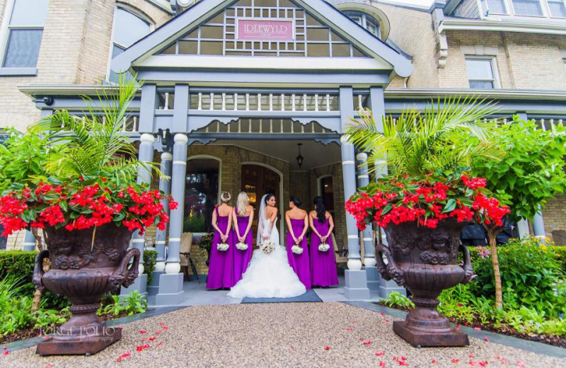 Bridal party at Idlewyld Inn.