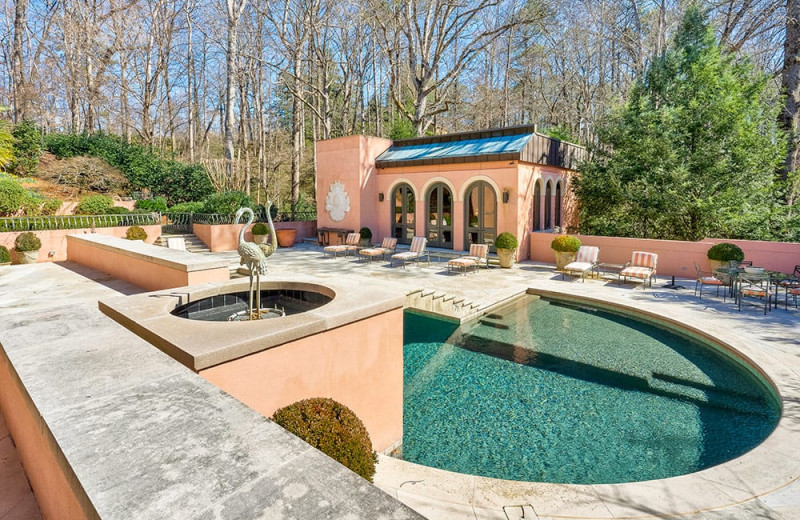 Outdoor pool at Lakes Inn at Dunvilla.