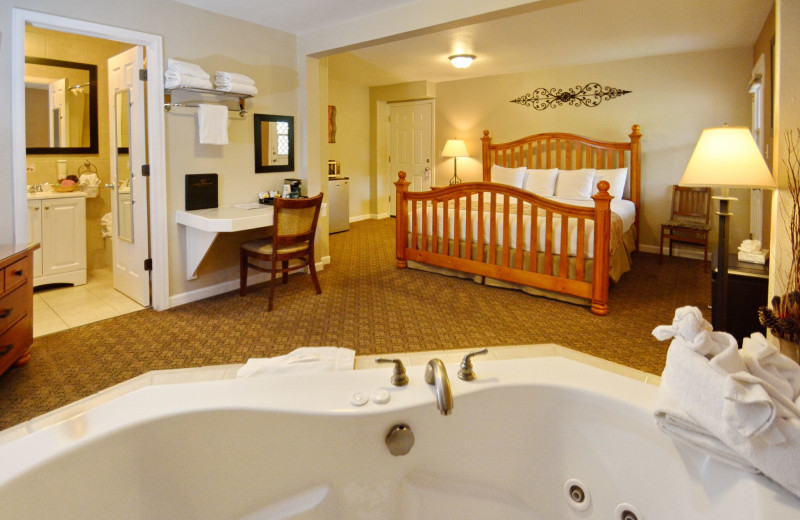 Guest room with hot tub at Murphy's River Lodge.