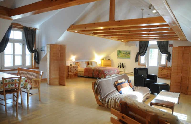 Guest room at Auberge Aux Petits Oiseaux.