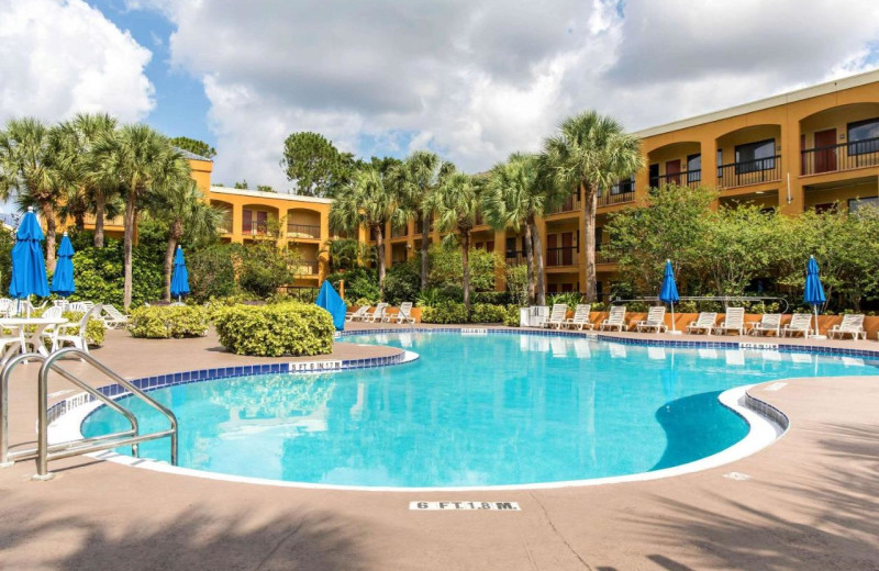 Outdoor pool at Quality Suites Universal South Orland Hotel.