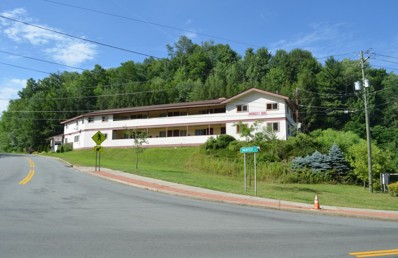 Exterior view of Budget Inn.