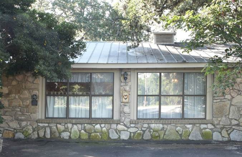 Exterior view of Acorn Bed and Breakfast.