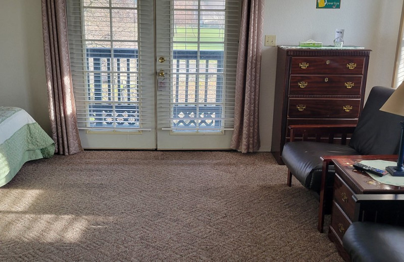 Guest room at The 10th Green Inn at La Contenta.