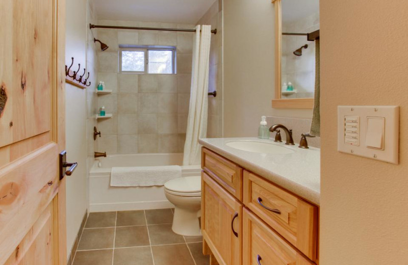 Guest bathroom at Olympic Foothills Lodge.