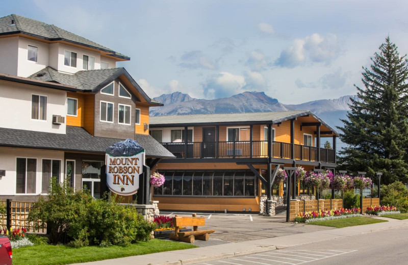 Exterior view of Mount Robson Inn.