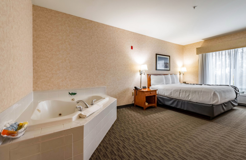 Hot tub guest room at The INN at Gig Harbor.