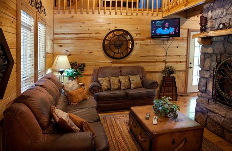 Cabin living room at Beavers Bend Getaway.