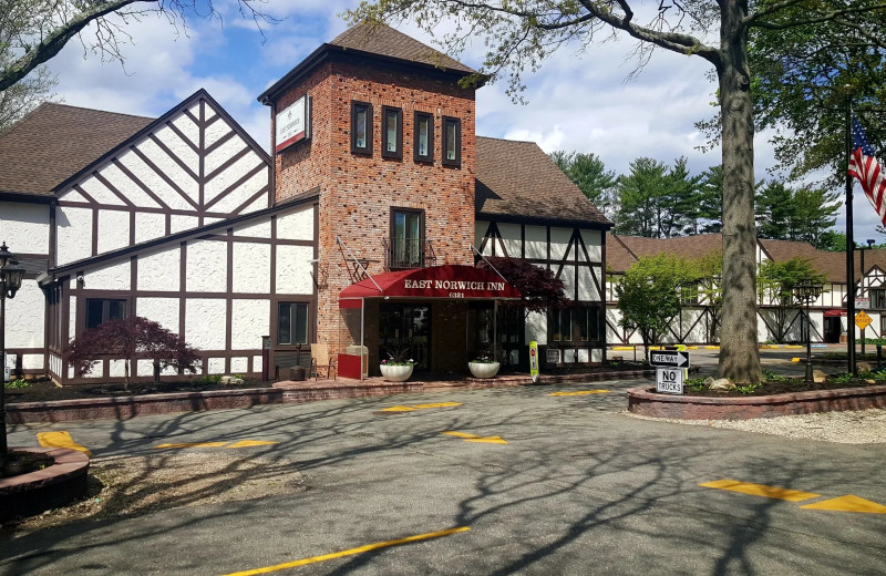 Exterior view of East Norwich Inn.