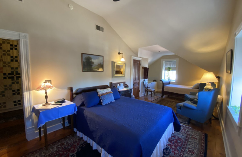 Guest room at Stagecoach Inn Bed 