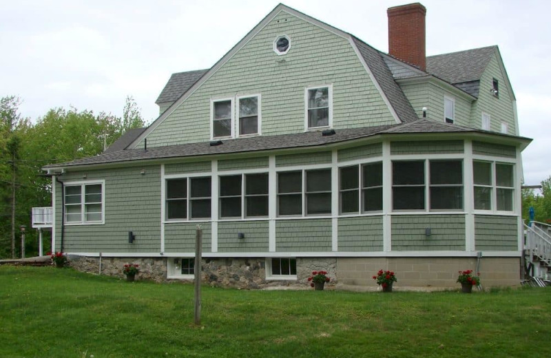 Exterior view of Belfast Breeze Inn.