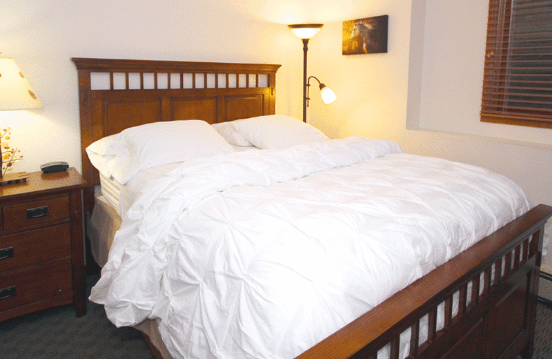 Guest bedroom at Boulder Brook on Fall River.