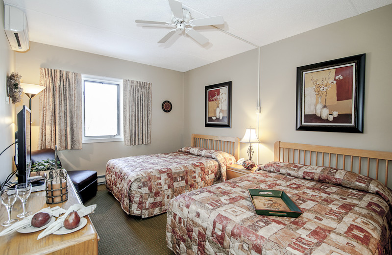 Guest bedroom at Rivergreen Resort.