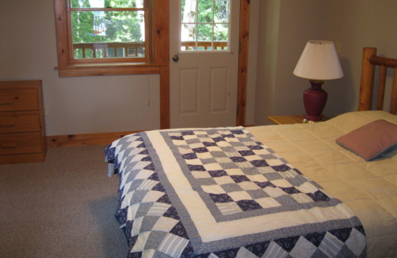 Guest bedroom at Glen Craft Marina and Resort.