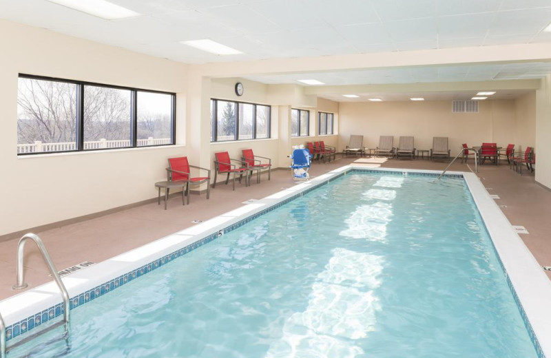 Indoor pool at Hampton Inn Grand Rapids/North.