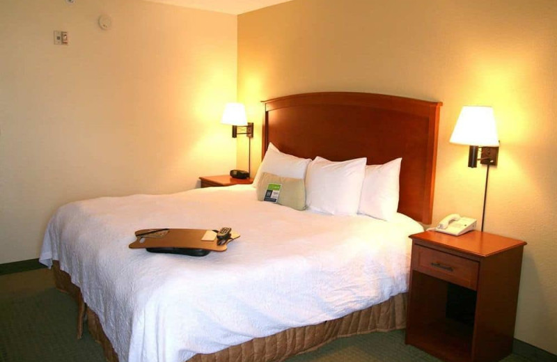 Guest room at Hampton Inn Tucson-North.