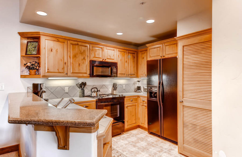 Guest kitchen at EagleRidge Lodge.