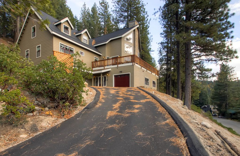 Rental exterior at Yosemite's Scenic Wonders.