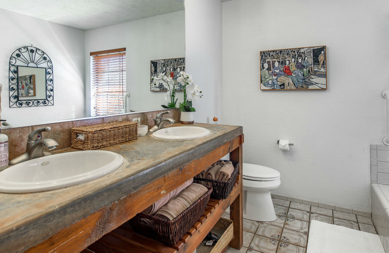 Cabin bathroom at Barons Creekside.