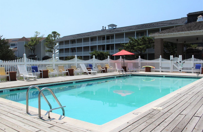 Outdoor pool at Island Motor Inn Resort.