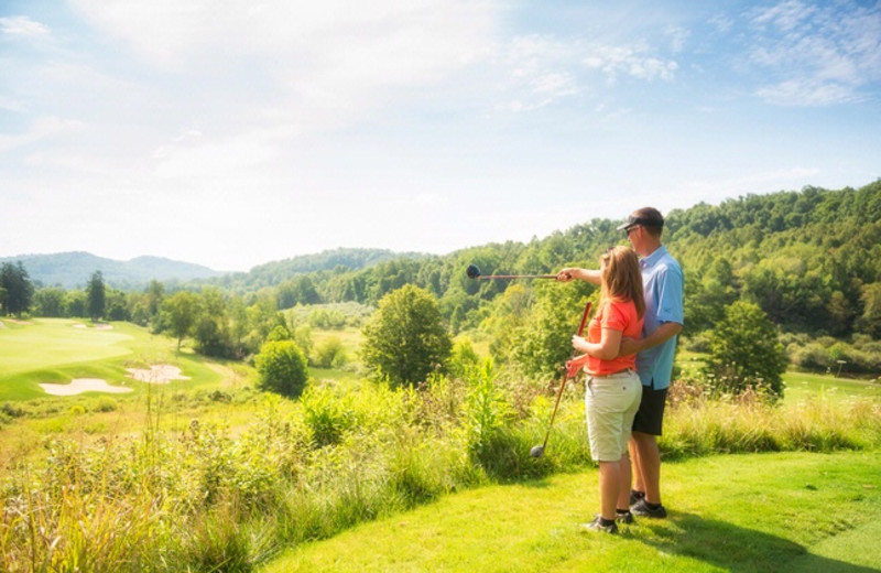 Couple golfing at Stonewall Resort.