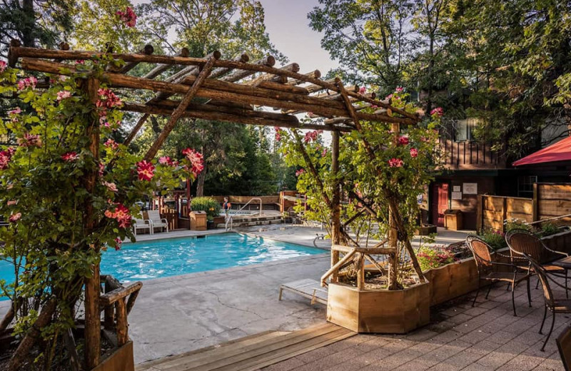 The pool at Arrowhead Pine Rose Cabins.