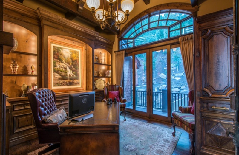 Rental study room at Utopian Luxury Vacation Homes.