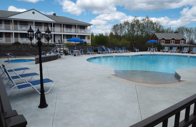 Outdoor swimming pool at Mariner Resort.