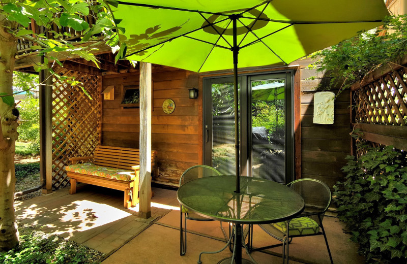 Patio at Canyon Wren-Cabins For Two.