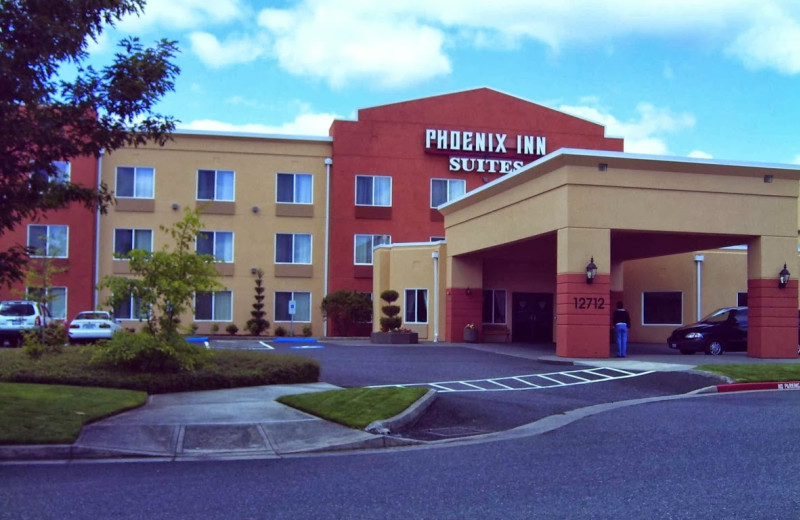 Exterior view of Phoenix Inn Suites Vancouver.