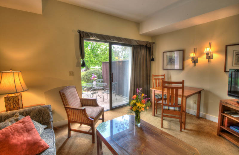 Suite living room at Geneva On The Lake.