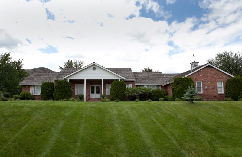 Exterior view of South Thompson Inn & Conference Centre.