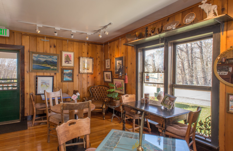 Living room at Twin Lakes Roadlodge.
