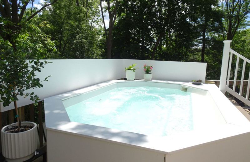 Guest hot tub at OgunquitHotels.net.