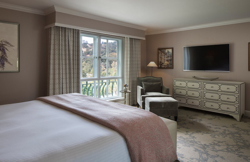 Guest room at Lafayette Park Hotel 